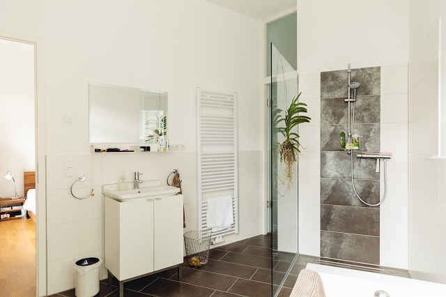 crear sensación de amplitud en un baño pequeño