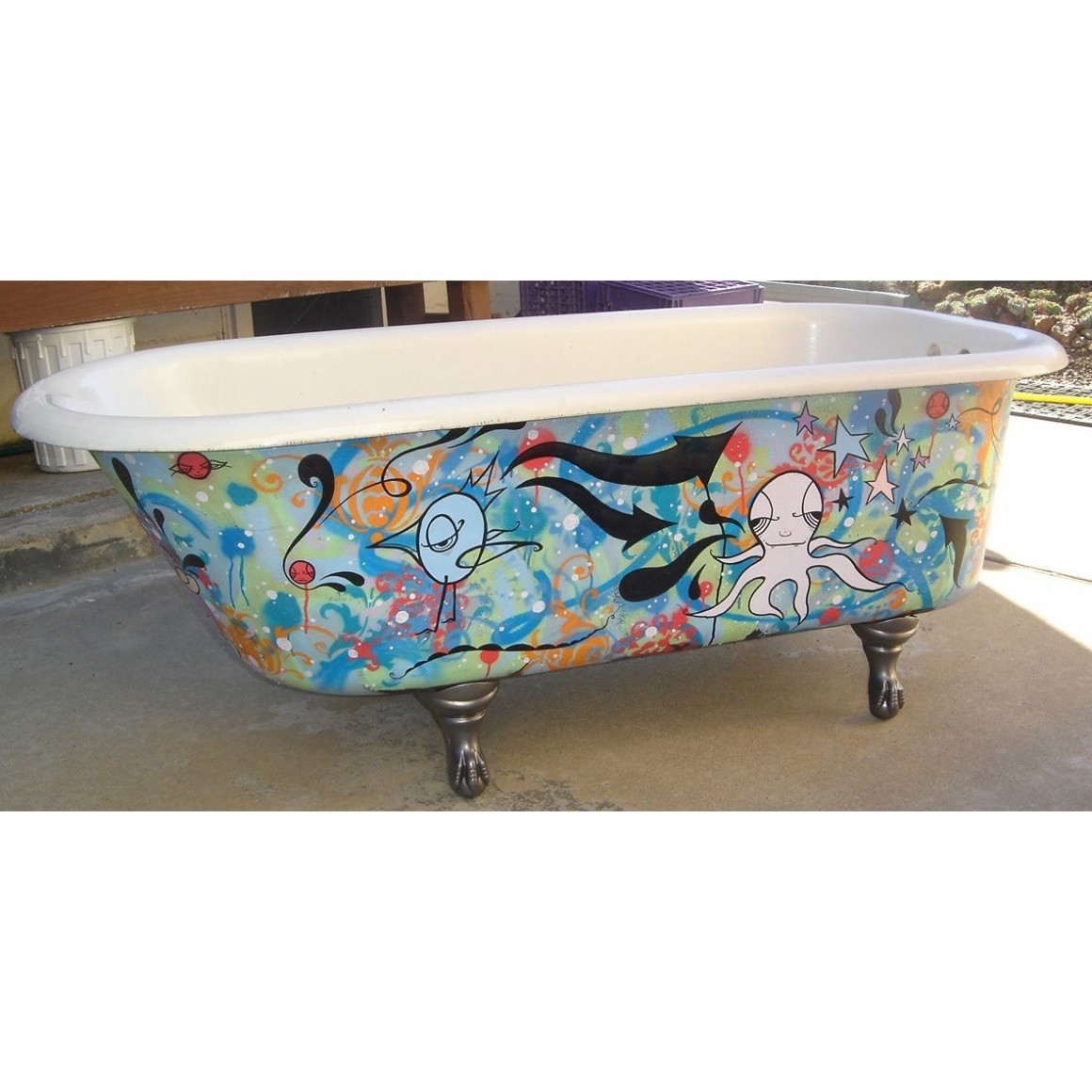 Bañeras retro de patas con el exterior decorado